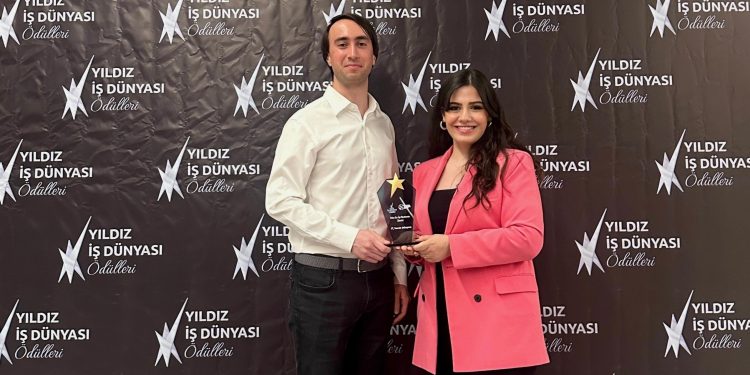 Tavuk Dünyası’na Yıldız Teknik Üniversitesi’nden “Yılın En İyi Restoran Zinciri” ödülü