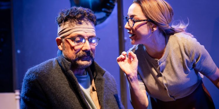 “Evlilikte Ufak Tefek Cinayetler” Dolunay Soysert ve Bülent İnal yorumuyla sahnede