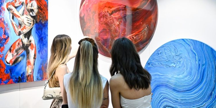 İzmir’de sanat ve antika fuarına yoğun ilgi
