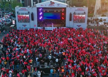 On Binler Dolmabahçe’den Beşiktaş’a yürüdü
