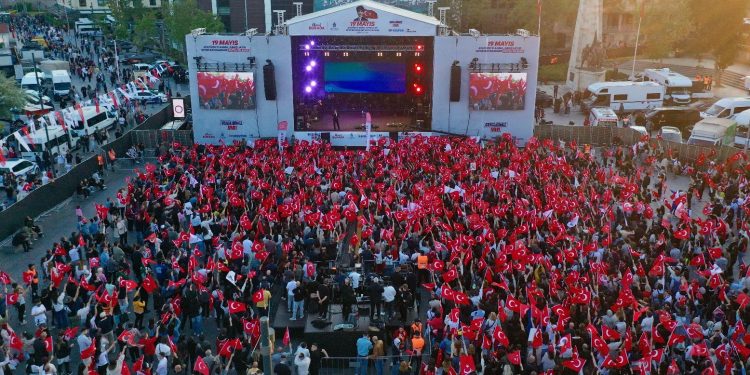 On Binler Dolmabahçe’den Beşiktaş’a yürüdü