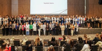 “Hemşirelerimiz. Geleceğimiz.   Hemşirelerin sağlığını ve refahını iyileştirmek, ekonomileri güçlendirir”