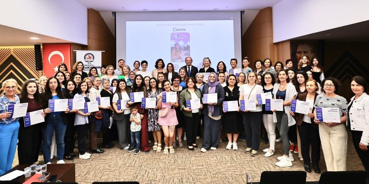 “Kadınlar Dijitalde Parlıyor” projesi kapsamında sertifika sevinci