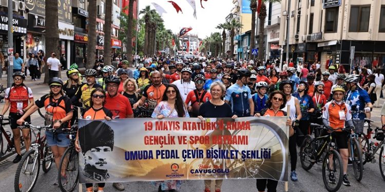 Denizli’de “Umuda Pedal Çevir” şenliği renkli kortejle başladı