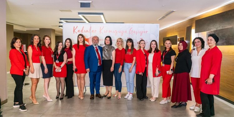 Kadınlar kalpleri için kırmızıya geçti