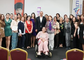 Konyaaltı’nda Kadın Hakları Eğitimine katılan kadınlar serfikalarını aldı