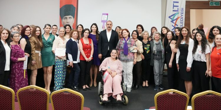 Konyaaltı’nda Kadın Hakları Eğitimine katılan kadınlar serfikalarını aldı