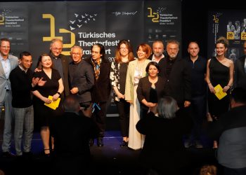 Şehir Tiyatroları “Yenilmez” Oyunuyla Frankfurt seyircisiyle buluştu