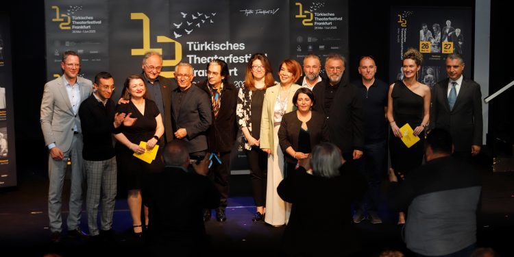 Şehir Tiyatroları “Yenilmez” Oyunuyla Frankfurt seyircisiyle buluştu