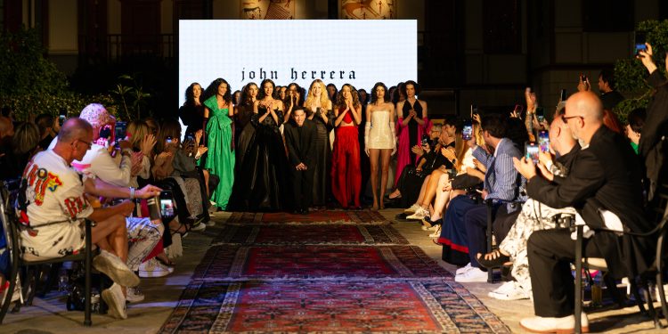 Tarihi halılar podyum oldu