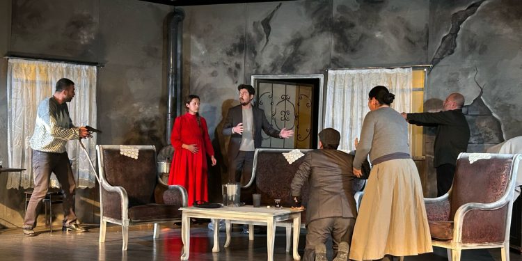 Geleneksel ve Modern Değerler Arasında Sıkışmış Bir Hikâye: “KİR”/Günsu Saraçoğlu