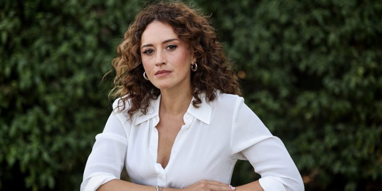 Esra Kızıldoğan : “‘Sıcak Büfe’ ismi gibi sımsıcak bir komedi, oynarken çok eğlendim”
