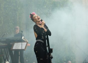 Cuma iş çıkışı’nda Hande Yener sahnedeydi