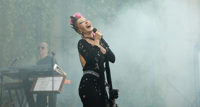 Cuma iş çıkışı’nda Hande Yener sahnedeydi