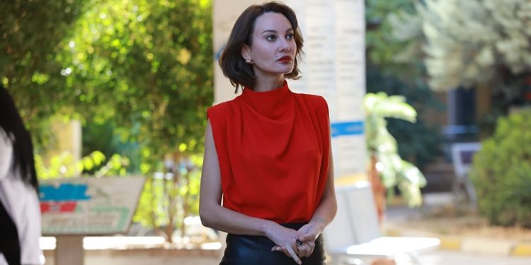 Oyuncu Mine Kılıç, “Daha pozitif bir dönüm noktası olsun isterdim. Şu an sanki duvarlar üstüme yıkılıyor gibi oluyor”