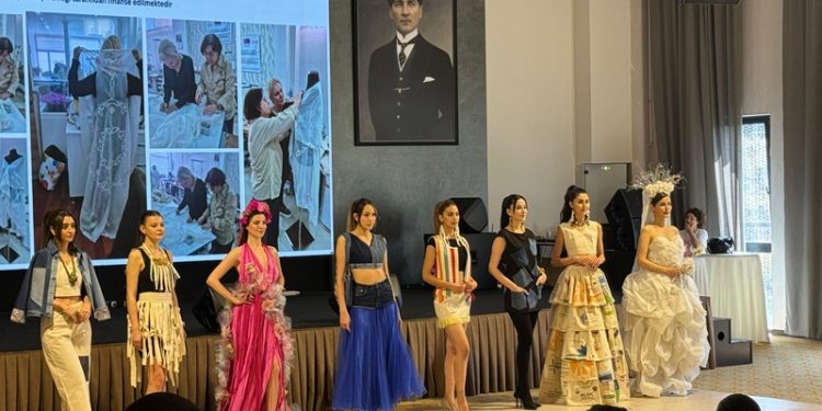 Zeytindalı ve Bika Kooperatifleri “Üretimde Sıfır Atık” Defilesi izleyenleri büyüledi