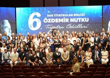 İzmir Şehir Tiyatroları’na anlamlı ödül
