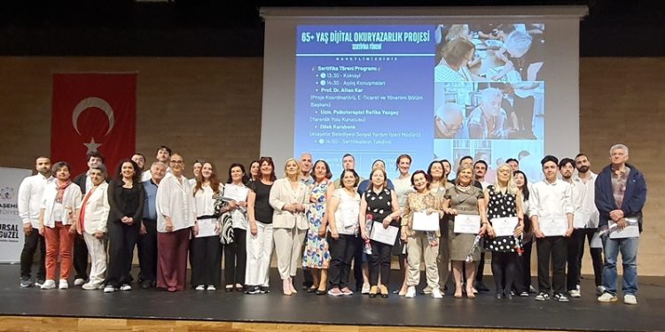 65’inden sonra öğrenci oldular, Üniversiteli gençlerden ders aldılar!