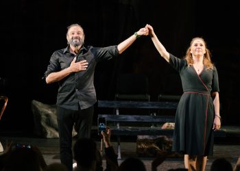 Kerem Alışık ve Evrim Alasya Londra’da ayakta alkışlandı