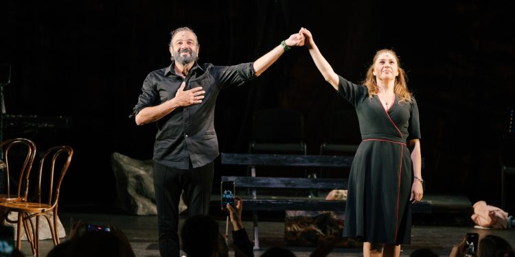 Kerem Alışık ve Evrim Alasya Londra’da ayakta alkışlandı