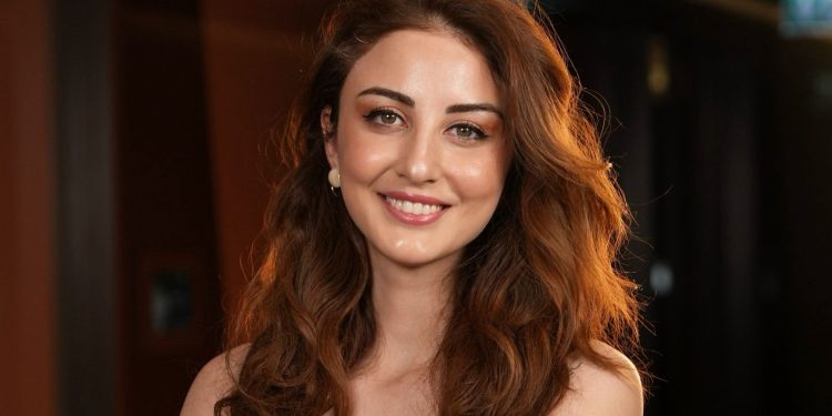 Dr. Aslı Tokmak : “Yüzünüz Genç Görünebilir Ama Eller Gerçekleri Söylüyor Olabilir”