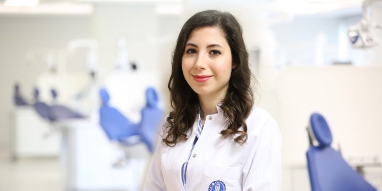 Öğretim Üyesi Dr. Ekin Beşiroğlu Turgut : “Diş eti estetiğinde en sık uygulanan 5 işlem!”