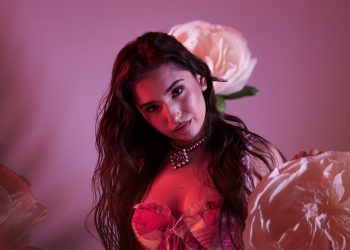 Meri ilk teklisi “Arada” ile müzik sahnesine adım atıyor