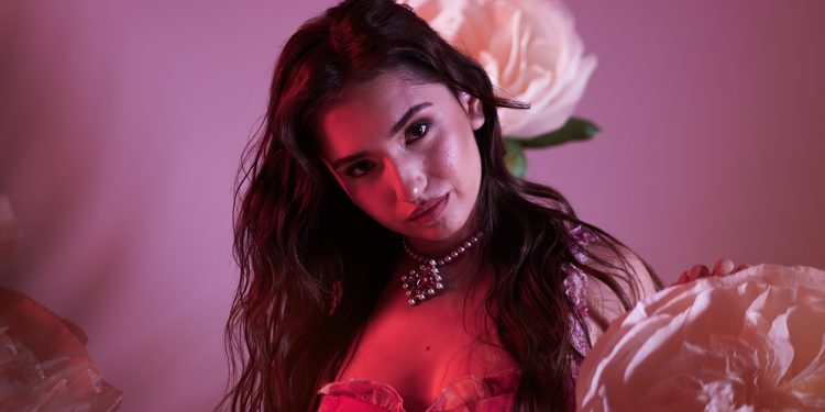 Meri ilk teklisi “Arada” ile müzik sahnesine adım atıyor