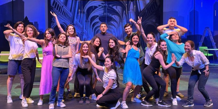 Gönüllü çalışanlardan oluşan Softtech Tiyatro Kulübü, İngiltere’de ödül kazandı