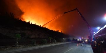 İzmir’in dört bir yanı alevlere teslim