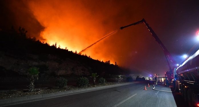 İzmir’in dört bir yanı alevlere teslim