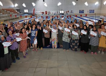Denizli’de yüzme bilmeyen kadınlar sertifikalarını aldı