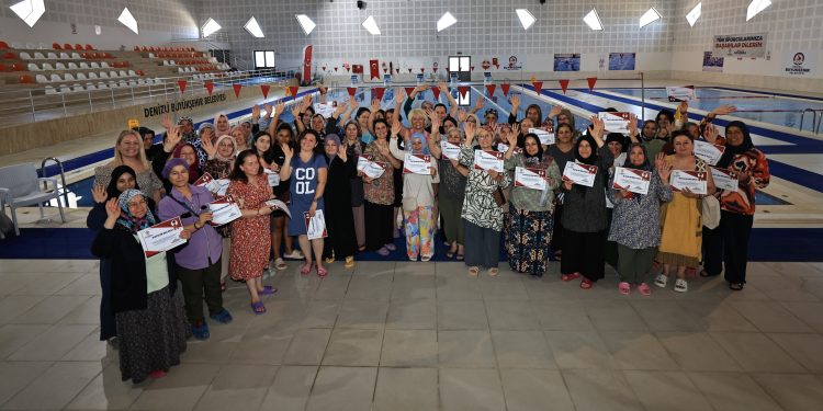 Denizli’de yüzme bilmeyen kadınlar sertifikalarını aldı