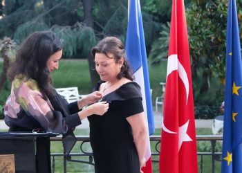 Doç. Dr. Leman Figen Yılmaz’a Fransa’dan Sanat ve Edebiyat Şövalyesi nişanı