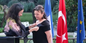 Doç. Dr. Leman Figen Yılmaz’a Fransa’dan Sanat ve Edebiyat Şövalyesi nişanı