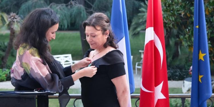 Doç. Dr. Leman Figen Yılmaz’a Fransa’dan Sanat ve Edebiyat Şövalyesi nişanı