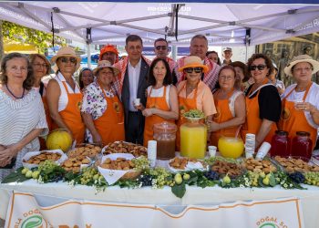 Urla’nın geleneksel bağbozumu şenliği renkli görüntülerle başladı