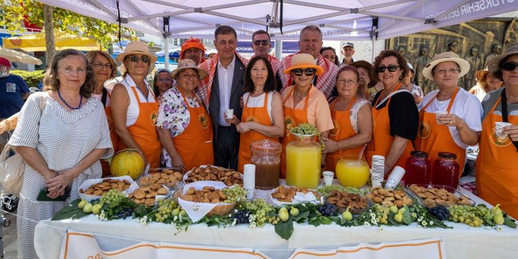 Urla’nın geleneksel bağbozumu şenliği renkli görüntülerle başladı