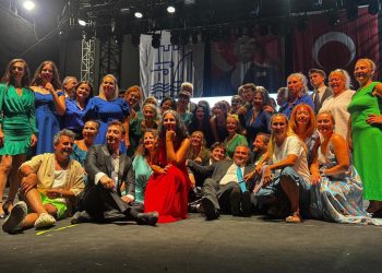 Sokağın kadınları sakız ağacım için oynadı