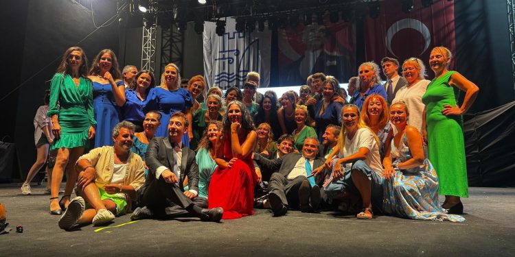 Sokağın kadınları sakız ağacım için oynadı