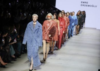 Cennetin batısında, kadının devrimi başlıyor