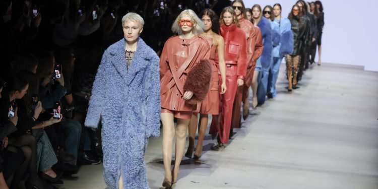 Cennetin batısında, kadının devrimi başlıyor