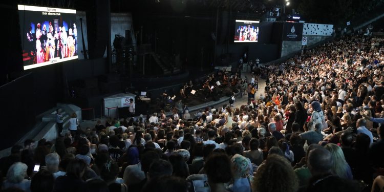 “Fosforlu Cevriye” Harbiye’de ışıltısıyla göz doldurdu