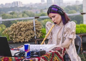 Beyza Doğuç, ney performansıyla izleyicilere etkileyici bir müzik deneyimi yaşatıyor