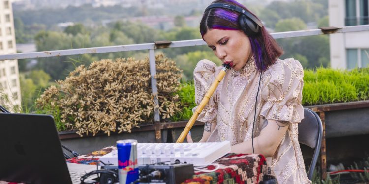 Beyza Doğuç, ney performansıyla izleyicilere etkileyici bir müzik deneyimi yaşatıyor