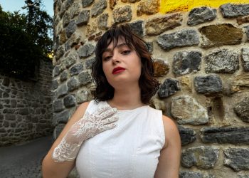 Cemre Esel’den yeni tekli Deli sanıyorlar beni