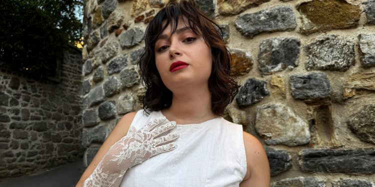 Cemre Esel’den yeni tekli Deli sanıyorlar beni