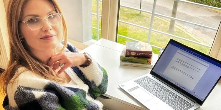 Ebru Erensoy’dan Kanlı Ay: Varoluş ve özgürlüğün destansı hikayesi