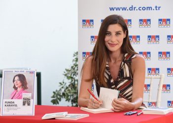 Bodrum D&R’da 3 saat süren imza kuyruğu