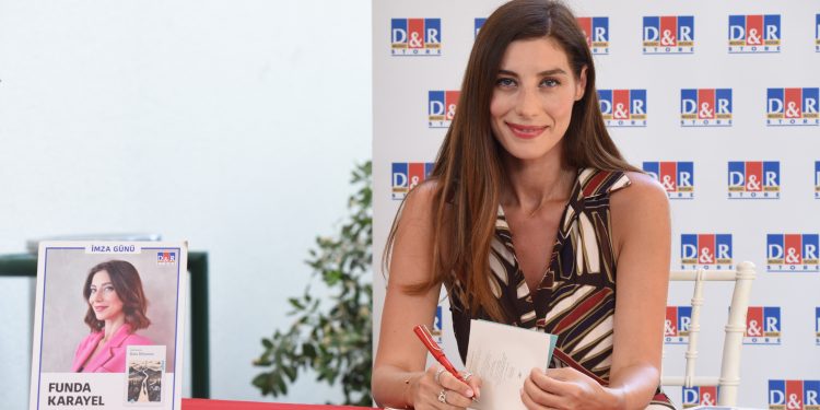 Bodrum D&R’da 3 saat süren imza kuyruğu